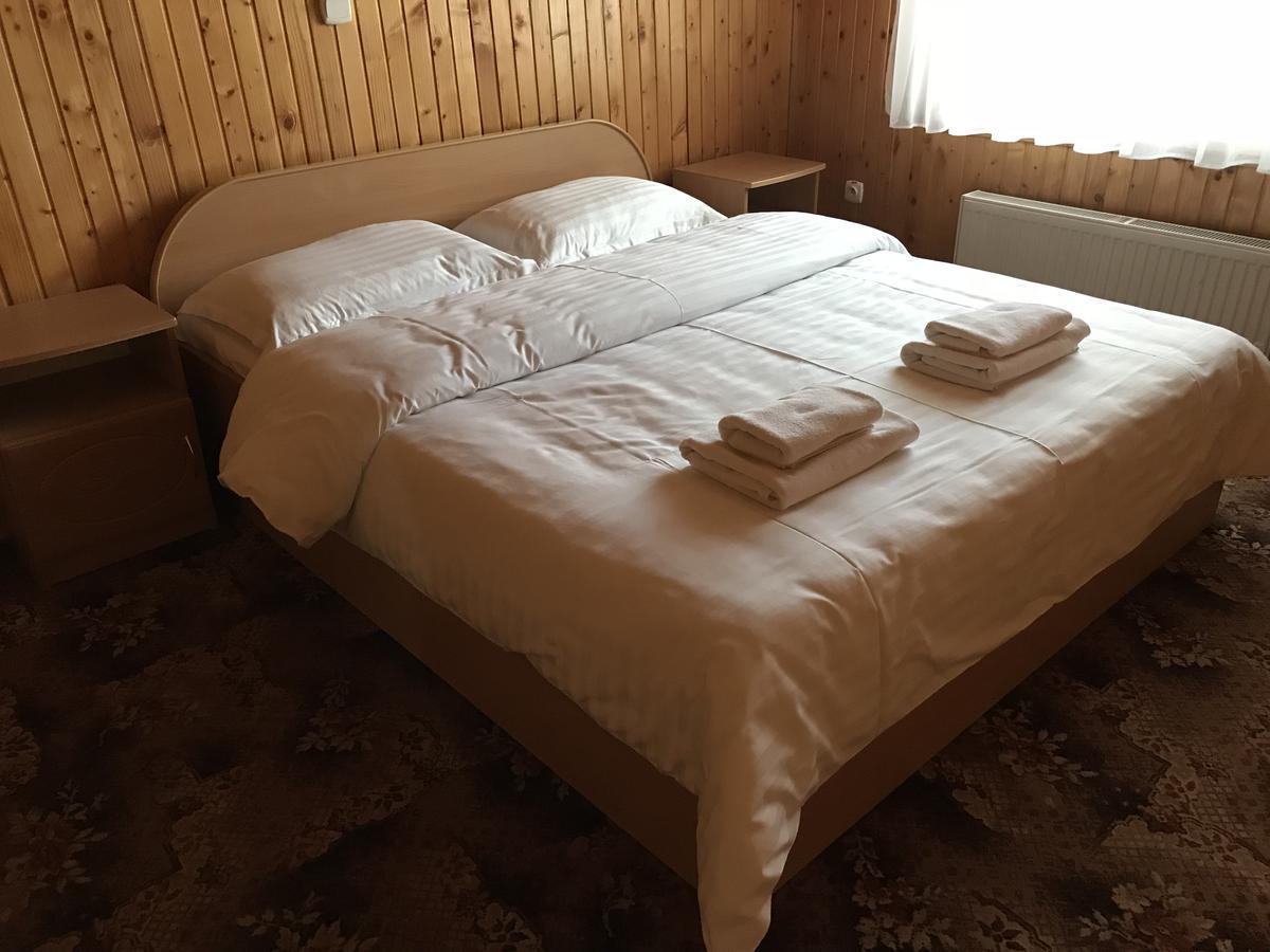 ホテル Карпатський Затишок スラブスク エクステリア 写真